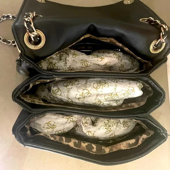 BLACK AND WHITE SMALL GUESS HANDBAG! - Picture 2 of 5